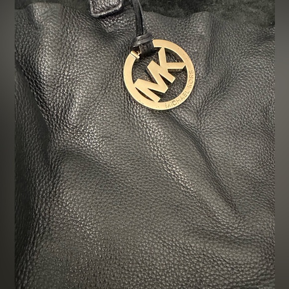 Black leather Michael Kors bag. - Picture 2 of 5